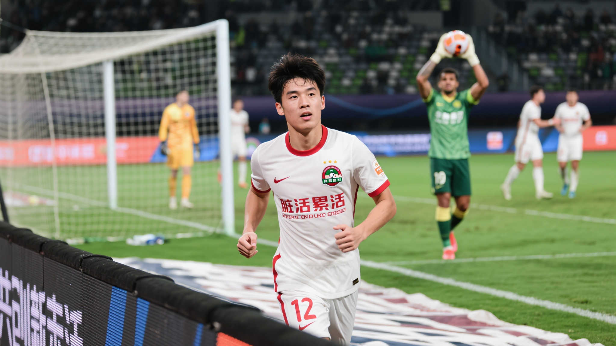 记者:刘诚宇表现全面,路易斯戴帽离不开他的默默付出 在足球赛场上,进球者往往是聚光灯下的焦点,但那些默